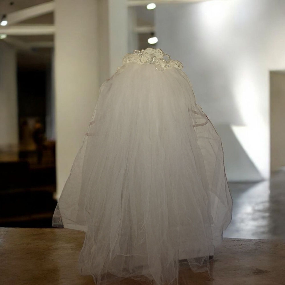 VINTAGE BRIDAL VEIL WEDDING VEIL BEADED BOW LACE WHITE AND IVORY 35" IN LENGTH